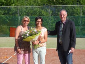 V.l.n.r.: bestuurslid Lia Kooiman, tennislerares Mariette Nierop en voorzitter Kiek Broersen.