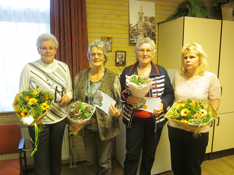 de vrijwilligers jubilea: v.l.n.r. Vera Groot (25 jaar), Alie Sneekes (40 jaar), Tiny Zwaan (10 jaar) en Mariska v/d Poel (10 jaar)